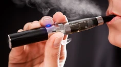 Používanie E-cigarety môže byť vraj rovnako škodlivé ako klasické fajčenie