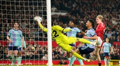 Arsenal uľahčuje Liverpoolu cestu za titulom, nedokázal zdolať Man United. Palmer zahodil penaltu