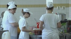 Obedy zadarmo majú pokračovanie: Štát láka do školských kuchýň nových ľudí