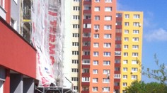 V Tornali vypadlo z okna na 4. poschodí 13-ročné dievča