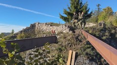 Bez žeriavu a s rebríkom: Dobrovoľníci obnovovali najvyššie položený hrad v strednej Európe