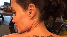 Angelina Jolie skrývala obrovské tetovanie na chrbte. Au, to muselo bolieť