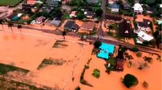 Mohutné záplavy a zosuvy pôdy zmenili havajský ostrov na oranžovú rieku