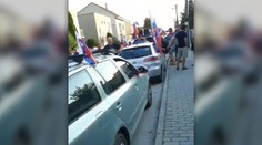 Polícia zverejnila videá antivaxerov, ktorí kričali pred domami odborníkov. Má pre nich tvrdý odkaz