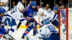 Rangers na úvod zdolali Tampu, Černák sa postaral o prvé vylúčenie