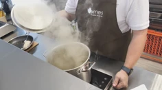 Zmarilo grilovačku počasie? Poradíme vám, ako dodať dymovú chuť mäsu hoc aj na dvojplatničke