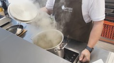 Zmarilo grilovačku počasie? Poradíme vám, ako dodať dymovú chuť mäsu hoc aj na dvojplatničke