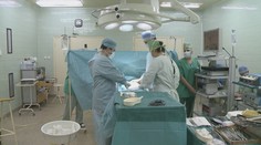 Chlapec (3) nutne potreboval operáciu. V troch krajinách ho odmietli, lebo nemal zaočkovaných rodičov