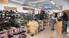 Obuv si môžete vyskúšať iba s ponožkou, skúšať oblečenie je zakázané úplne