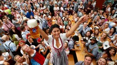 V Mníchove sa začal 185. Oktoberfest. Pozrite si, ako narazili prvý sud