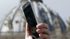 Chodcom hľadiacim do mobilov budú v Litve hroziť pokuty. A nie malé