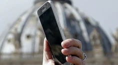 Chodcom hľadiacim do mobilov budú v Litve hroziť pokuty. A nie malé