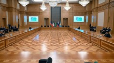 Putin si zvolal vlastný protipól k summitu NATO. Prezidenti piatich krajín sa zišli za absurdne dlhým stolom