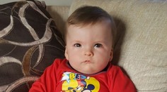 Tento chlapec sa nikdy neusmeje. Trpí vzácnou chorobou