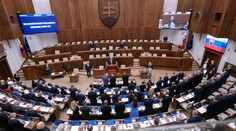 Rečníci môžu na obrazovkách sledovať samých seba. Aj to je novinka v sále parlamentu