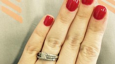 Vysmiali ju za malý drahokam na snubnom prsteni. Prečítajte si, ako ich "upratala"