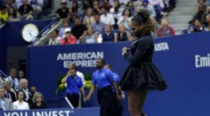 Takto ste ju ešte nevideli. Serena Williams kričala na rozhodcu a mlátila raketou po kurte