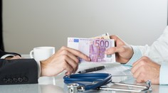 Nitriansky lekár za úplatky predpisoval Rómom opiátové lieky