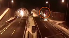 Auto pred tunelom Bôrik počas jazdy vyletelo do vzduchu. Všetko zachytila kamera