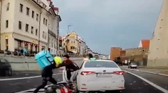 VIDEO: Pästný súboj v centre Bratislavy. Na frekventovanej ceste sa do seba pustili kuriéri