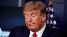 Výrobca dezinfekcie po Trumpovom návode varoval ľudí, aby sa neoblievali "savom"