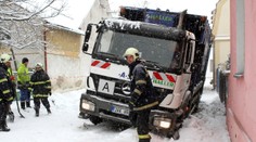 Hrozná smrť pod smetiarskym autom. Muža zavalilo, už mu nedokázali pomôcť