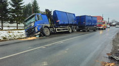 FOTO: Pri Bardejove sa zrazilo auto s kamiónom, cesta je uzavretá