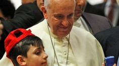 Moderný pápež František: S deťmi si robil selfie