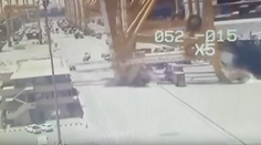 VIDEO: Pri páde gigantického žeriavu v Dubaji utrpelo zranenia 10 ľudí