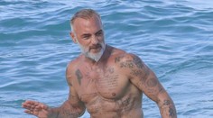 Milionár sa preslávil na internete tancom. V 50 predvádza sexy telo na pláži