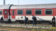 Neuveriteľné šťastie. Muž si neskoro všimol vlak, tak si ľahol na koľajisko. Vyviazol bez zranení