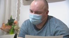 Je synom cudzincov, vyrástol však na Slovensku. Napriek tomu má problémy získať občianstvo