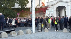 Protest pred budovou parlamentu. Zamestnanci neštátnych škôl, rodičia a politici žiadajú zrušenie školských noviel