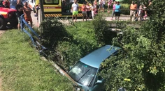 Pred kúpou testovali auto, skončili v potoku