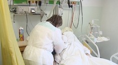 Rodina je v šoku! Ich syna vraj dozorcovia dobili tak, že bojuje o život