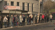 Očkovacie centrá zažívajú nápor. Na náhly nárast záujemcov o tretiu dávku nestačia kapacity