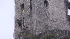 Pod Strečnom je uzávierka, takto nad cestou pracovali horolezci