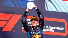 Verstappen triumfoval v Imole po kľúčovom štarte. Za ním skončilo duo z McLarenu
