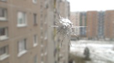 Za bieleho dňa im niekto strelil do okna. Políciu to ani veľmi nezaujímalo