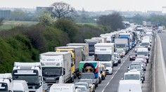 Kolabujúca doprava a desaťtisíce áut uväznených na vedľajších cestách. Ako to vyzerá v okolí Bratislavy večer?