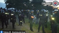 Polícia zasahovala v Plaveckom Štvrtku: Pobila sa tu stovka ľudí, napadli aj policajta