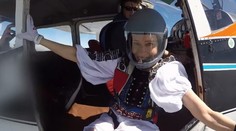 Krásna Slovenka v kroji a jej odvážny zoskok z lietadla. Boli sme pri tom