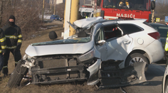 Stĺp rozrezal auto na dve polovice, vodičovi sa zázrakom nič nestalo