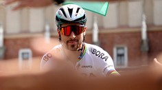 VIDEO: Aj keď sa mu nedarí, Peter Sagan aspoň baví priaznivcov pri trati