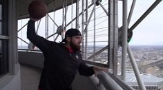 Trafiť kôš zo 170-metrovej výšky? Žiadny problém