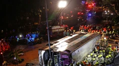 Na predmestí Hongkongu sa prevrátil poschodový autobus. Najmenej 19 ľudí zahynulo