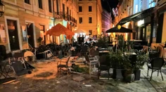 V centre Bratislavy sa strhla hromadná bitka futbalových fanúšikov, zdemolovali pol ulice