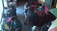 Láska až za hrob? Po priateľke hodil dýku, tá ho však pred políciou chráni