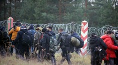 VIDEO: Bieloruskí vojaci vystrihávajú v noci diery do plotu na hraniciach s Poľskom