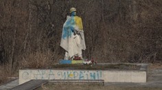 Ďalší pamätník pomaľovali farbami Ukrajiny. V hrobe paradoxne ležia aj ukrajinskí vojaci
